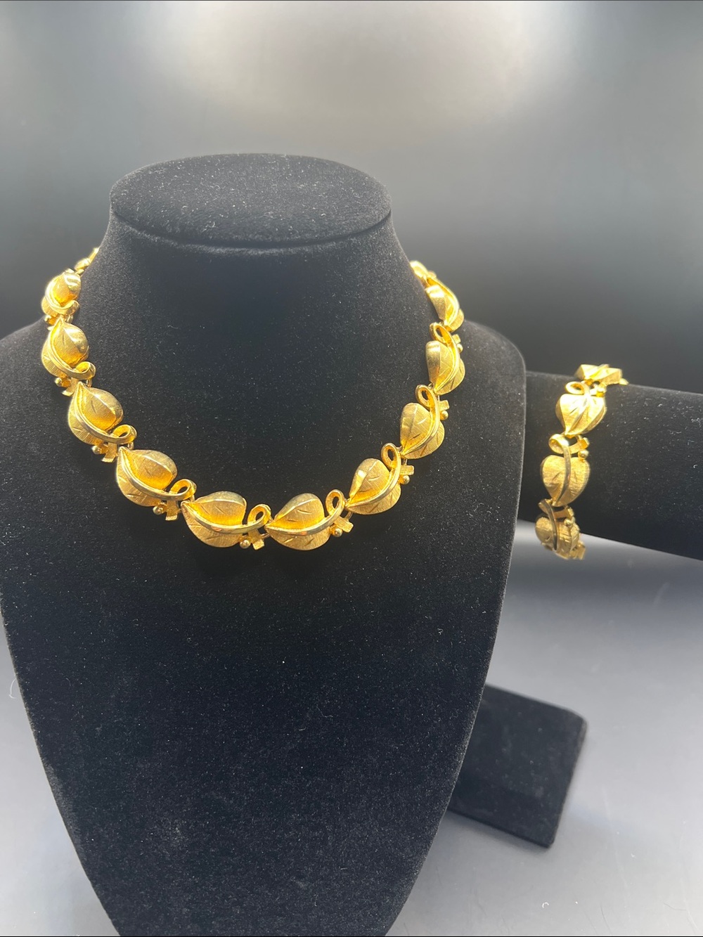 Vintage Elegant Gold Leaf Link Necklace and Bracelet Set